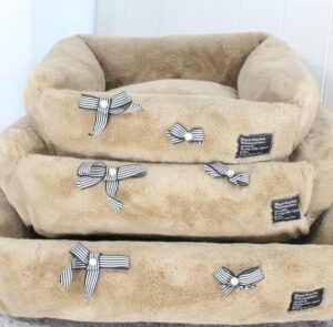 CAMA PLUSH CON MOÑOS S BEIGE (AGOTADO)